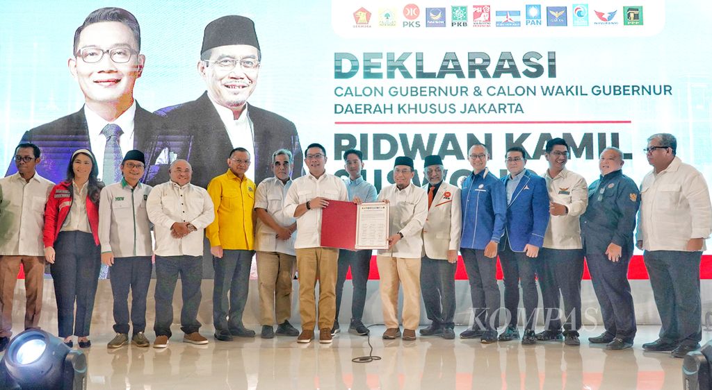 Suasana saat Deklarasi Pasangan Bacalon Ridwan Kamil-Suswono untuk Pilkada DKI Jakarta 2024 di Hotel Sultan, Jakarta, Senin (19/8/2024). Pasangan Ridwan Kamil-Suswono didukung oleh 12 partai politik yang tergabung dalam Koalisi Jakarta Baru Untuk Jakarta Maju. Dalam deklarasi ini juga dihadiri Wakil Presiden Terpilih Pemilu 2024 Gibran Rakabuming Raka. Dalam pidatonya, pasangan Ridwan Kamil-Suswono menyatakan terimakasih atas dukungan terhadap mereka dalam Pilkada DKI Jakarta 2024. 