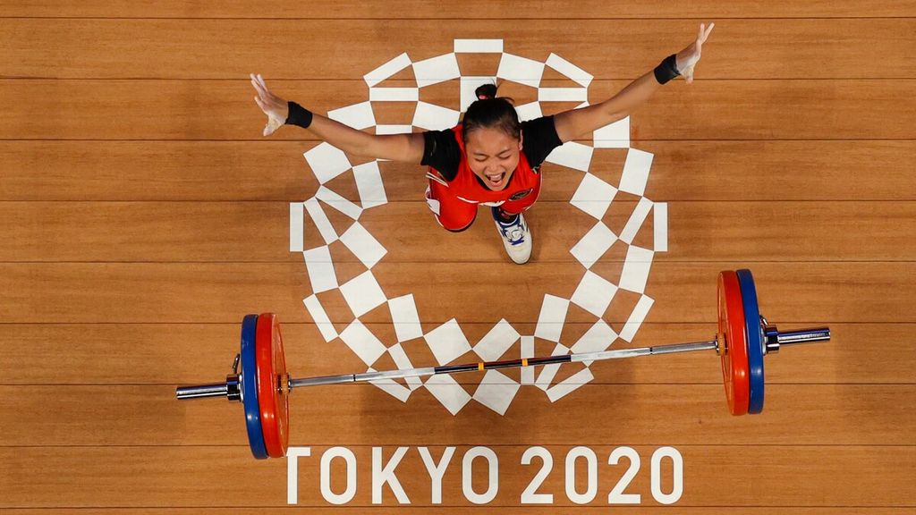 Lifter putri Indonesia Windy Cantika Aisah melakukan selebrasi saat berlomba dalam cabang olahraga angkat besi 49 kg putri Olimpiade Tokyo 2020, Sabtu (24/7/2021).