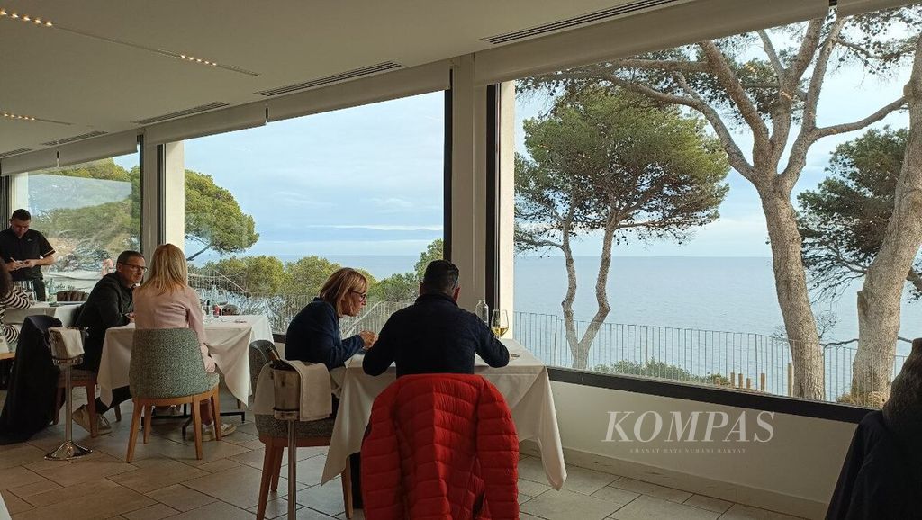 Pelanggan menikmati makan siang di restoran di atas bukit di Costa Brava dengan pemandangan menghadap ke Laut Tengah di Girona, Spanyol, 9 Desember 2023.