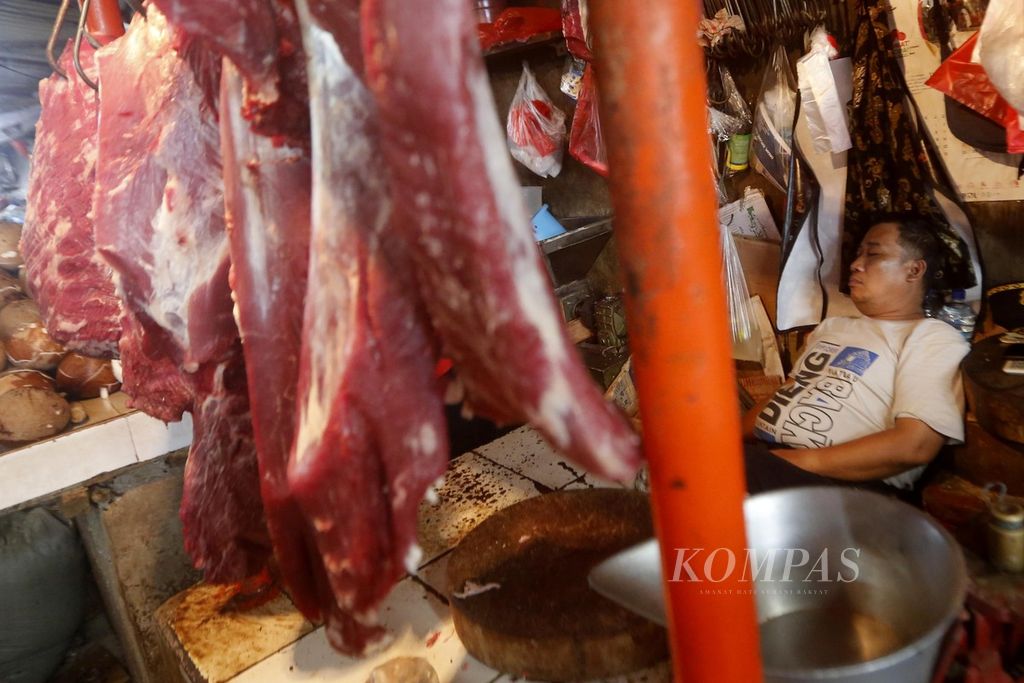 Pedagang daging sapi terlelap saat menunggu calon pembeli di Pasar Kebayoran Lama, Jakarta Selatan, Minggu (4/9/2022). 
