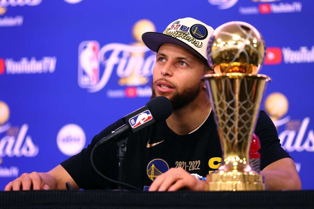 Stephen Curry menjawab pertanyaan wartawan seusai mengalahkan Boston Celtics pada laga keenam Final NBA di TD Garden, Boston, 16 Juni 2022. 