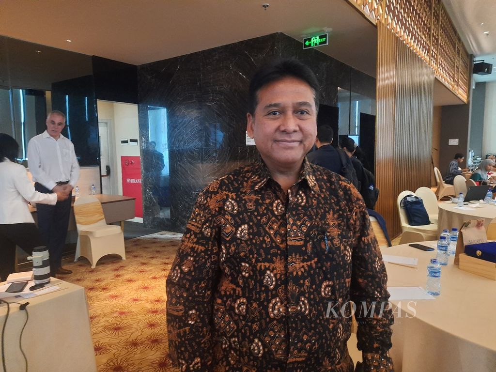 Ketua Umum Perhimpunan Hotel dan Restoran Indonesia (PHRI) Hariyadi Sukamdani setelah menjawab pertanyaan wartawan di Jakarta, Selasa (28/11/2023).