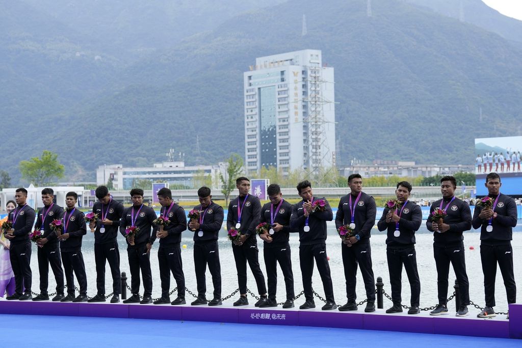 Tim putra perahu naga Indonesia saat di podium penyerahan medali perak nomor 500 meter di Pusat Perahu Naga Wenzhou, China, Kamis (5/10/2023). Tim putra Indonesia berhasil mengakhiri dominasi China dengan merebut emas nomor 1.000 meter pada perlombaan Jumat (6/10/2023).