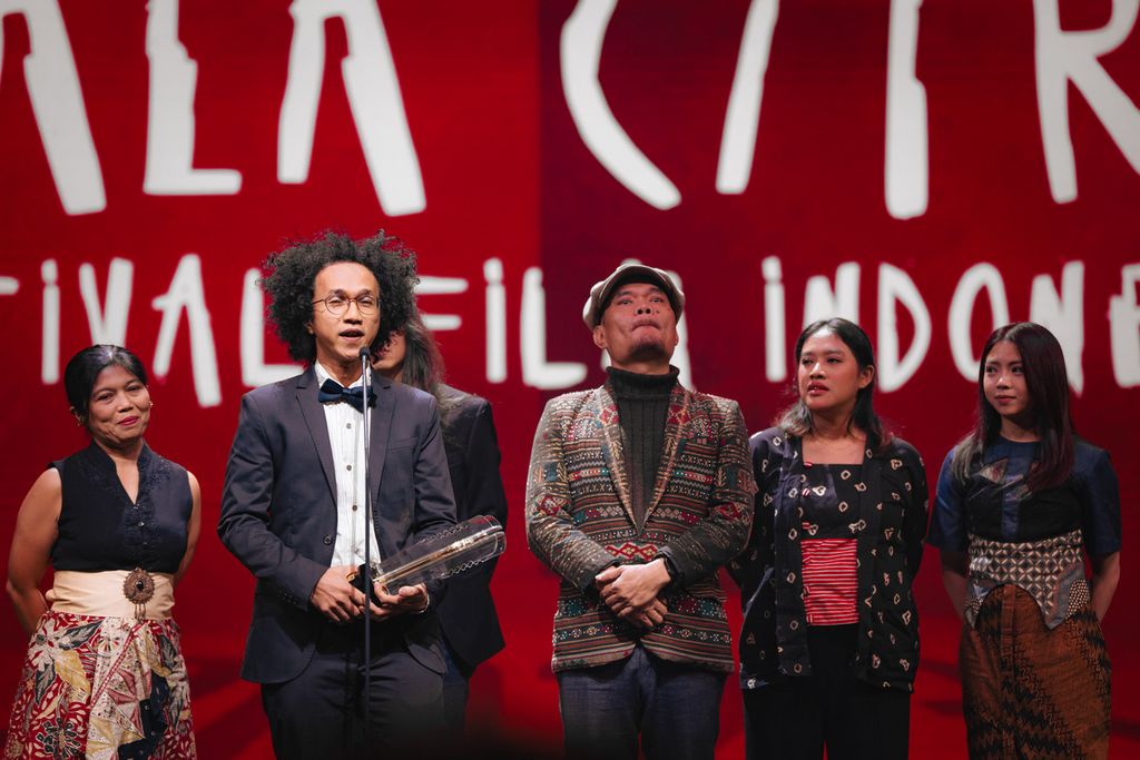 Sutradara Anggun Priambodo (kedua dari kiri) bersama tim film pendek <i>Evakuasi Mama Emola</i>—pemenang Film Pendek Terbaik FFI 2023saat menerima Piala Citra di Ciputra Artpreneur, Jakarta Selatan, Selasa (14/11/2023).