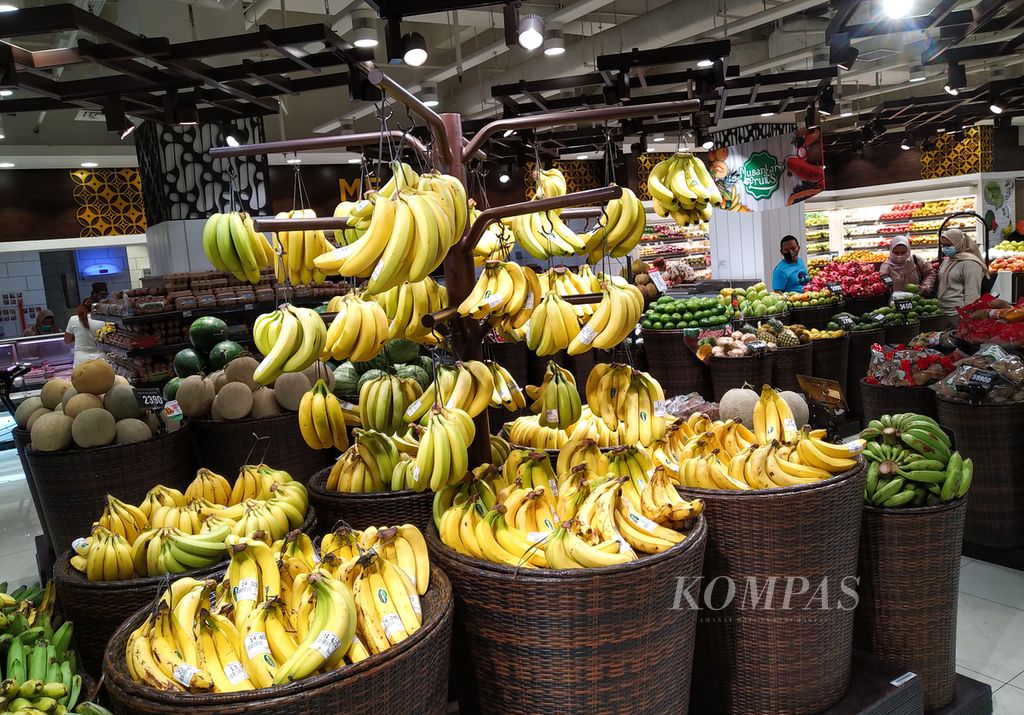 Pegunjung berbelanja bahan makanan di supermarket di pusat perbelanjaan di kawasan Jakarta Selatan, Minggu (8/11/2020). Pusat perbelanjaan mulai ramai dikunjungi warga pada libur akhir pekan. Selain berupaya mengatasi krisis kesehatan akibat pandemi Covid-19, pemerintah juga berupaya keluar dari zona resesi. 
