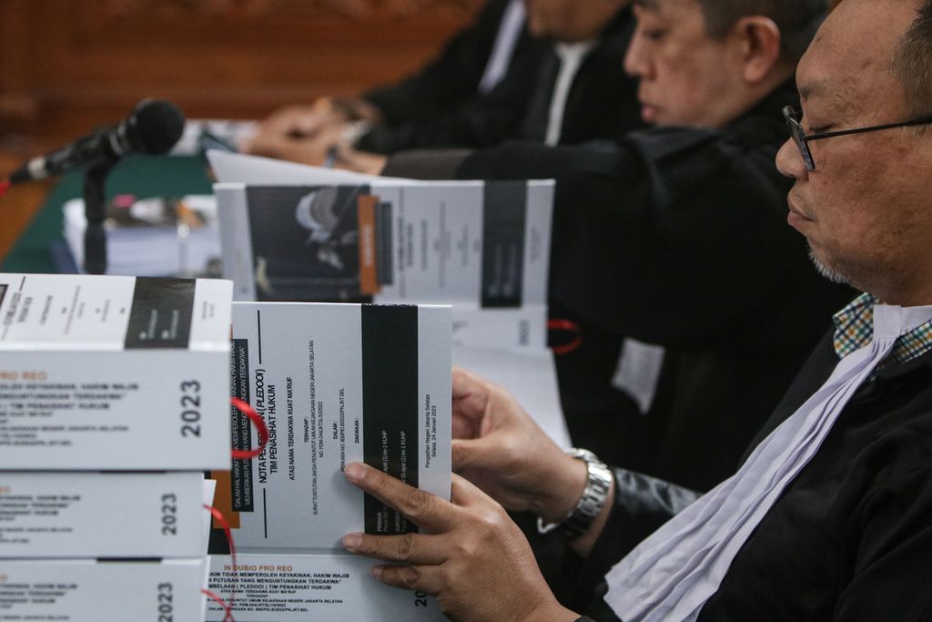 Tim kuasa hukum terdakwa Kuat Ma'ruf membaca berkas pleidoi sebelum sidang di Pengadilan Negeri Jakarta Selatan, Selasa (24/1/2023). 