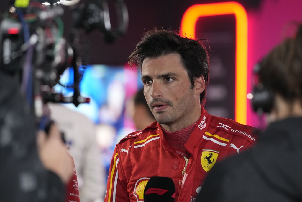 Pebalap tim Ferrari, Carlos Sainz Jr, berbicara dalam konferensi pers setelah sesi latihan bebas kedua F1 seri Jepang di Sirkuit Suzuka, Jumat (5/4/2024).