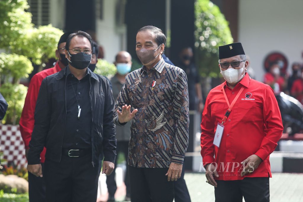 Presiden Joko Widodo disambut Ketua DPP PDI-P Prananda Prabowo (kiri), didampingi Sekretaris Jenderal DPP PDI-P Hasto Kristiyanto (kanan), saat tiba di Rakernas II PDI-P di Sekolah Partai PDI Perjuangan, Lenteng Agung, Jakarta, Selasa (21/6/2022). 