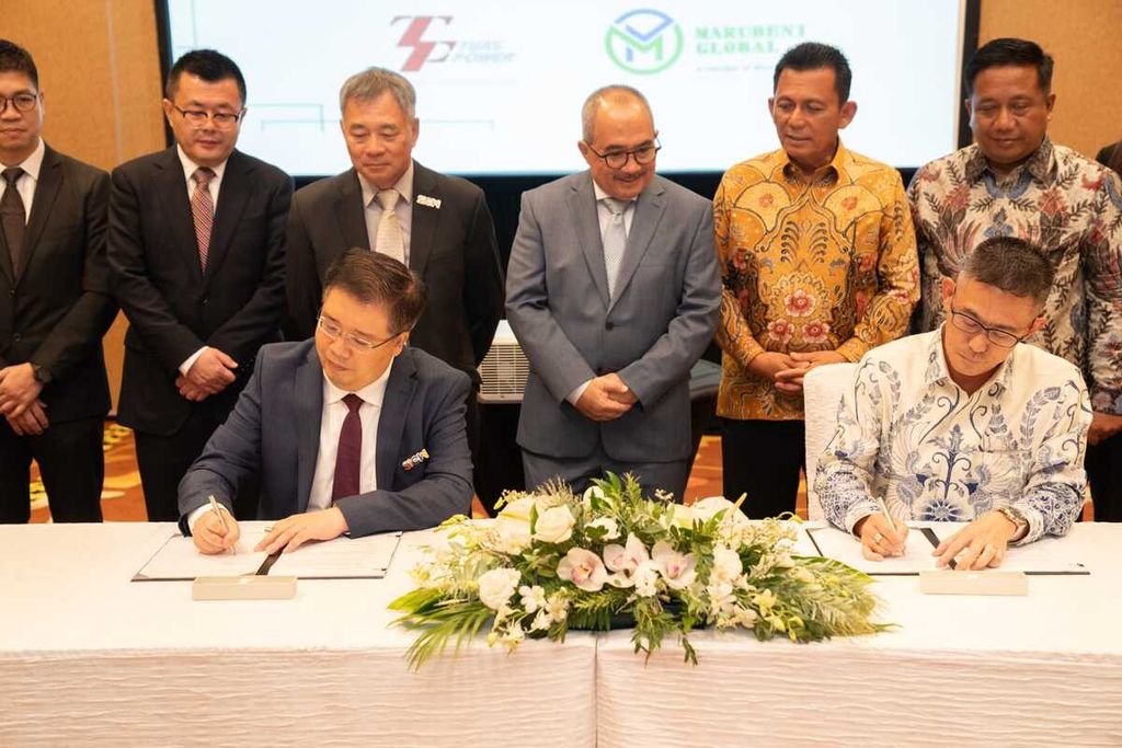 Chief Operating Officer Tuas Power Michael Wong (kiri) dan Managing Director PT Marubeni Global Indonesia (MGI) Tjaw Hioeng menandatangani nota kesepahaman terkait ekspor listrik tenaga bersih di Singapura, Senin (23/10/2023).