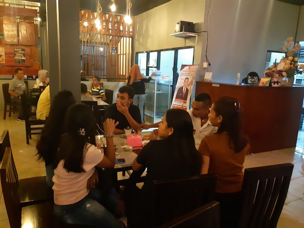 Pengunjung ngopi sambil ngobrol di rumah kopi Kafe Ujung Jembatan Merah Putih di Kota Ambon, Maluku, pada Sabtu (17/6/2023).
