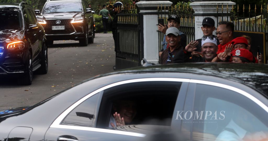 Calon Presiden dari PDIP Ganjar Pranowo melambaikan tangan setelah keluar dari Rumah Batu Tulis, Kota Bogor, Jawa Barat, Jumat (21/4/2023).  