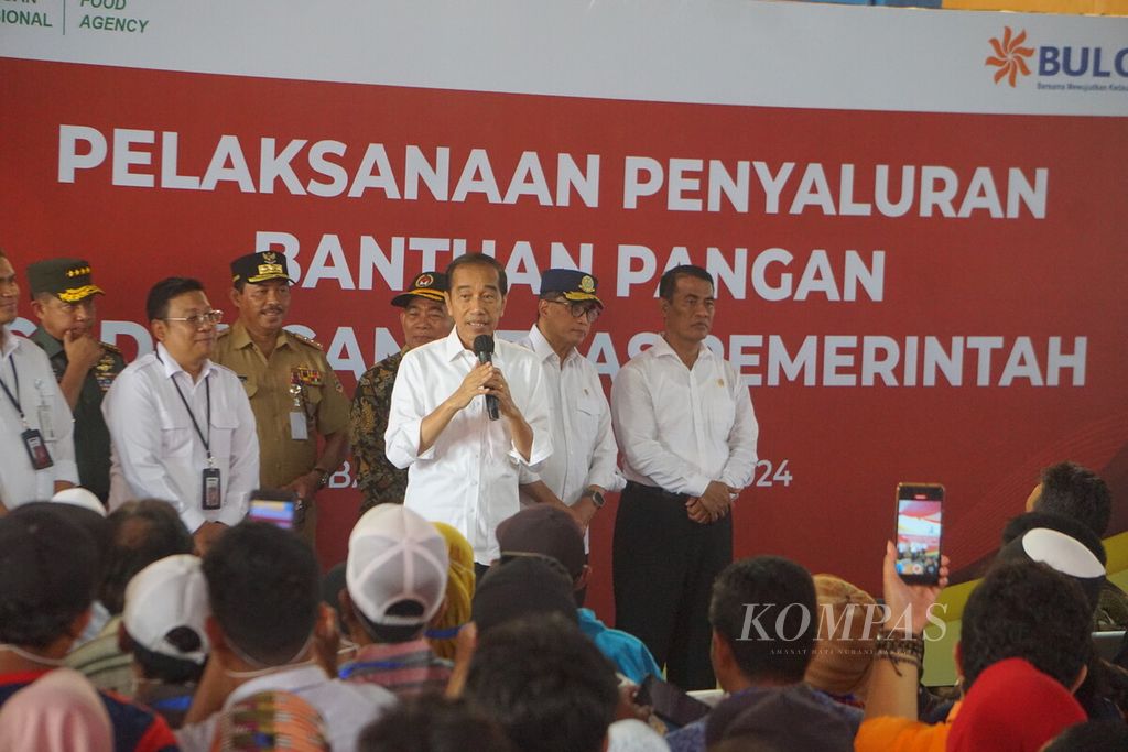 Presiden Joko Widodo mengecek penyaluran bantuan pangan di gudang Bulog di Klahang, Sokaraja, Banyumas, Jawa Tengah, Rabu (3/1/2024). 