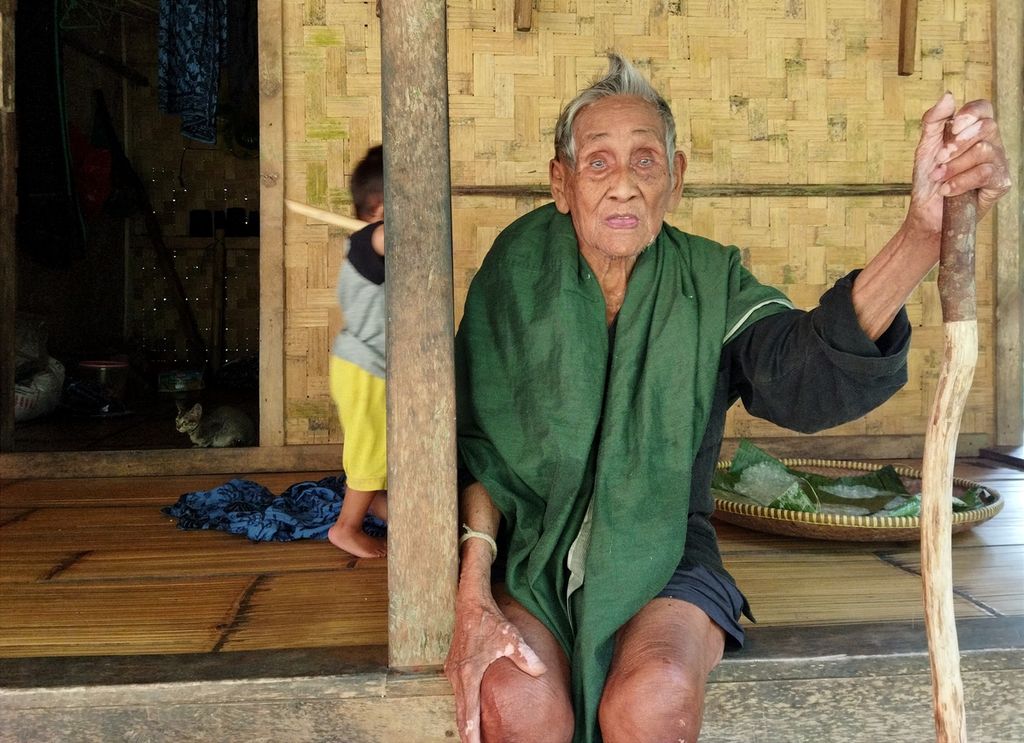 Salah satu warga di kampung Baduy Luar memiliki usia panjang sekitar 100 tahun, Selasa (19/7/2022). Kehidupan sederhana dengan belum tercemarnya alam dan mobilitas tinggi dengan sering bergerak atau jalan kaki membuat banyak warga hidup sehat