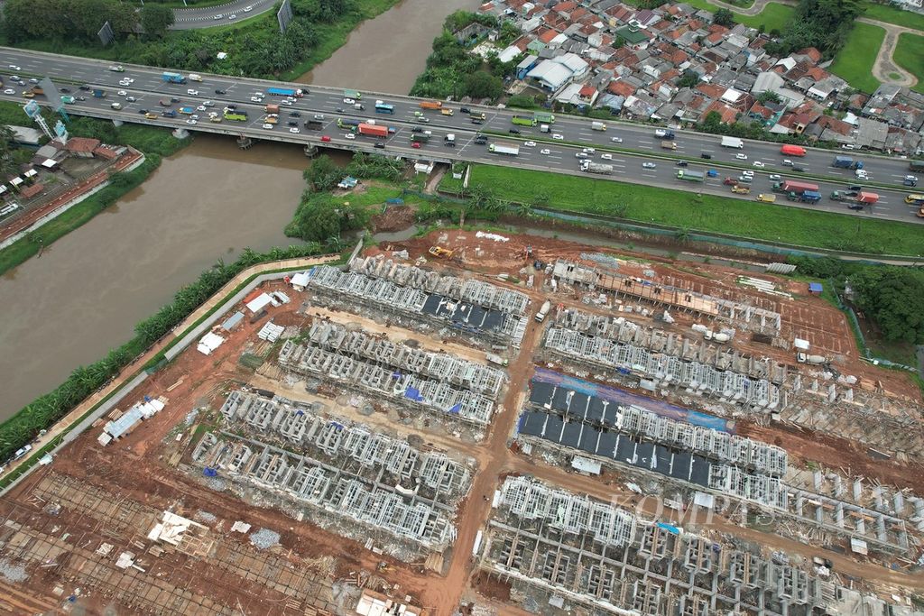 Proyek pembangunan rumah tapak di kawasan Cibodas, Kota Tangerang, Banten, Selasa (27/12/2022). Badan Pengelola Tabungan Perumahan Rakyat hingga 24 Desember 2022 mencatatkan realisasi penyaluran fasilitas likuiditas pembiayaan perumahan (FLPP) telah mencapai 226.000 unit atau sesuai target penyaluran tahun 2022. 