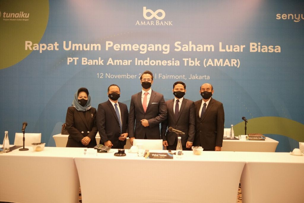 Jajaran Direksi PT Bank Amar Indonesia Tbk berfoto seusai rapat umum pemegang saham (RUPS), Jumat (12/11/2021).