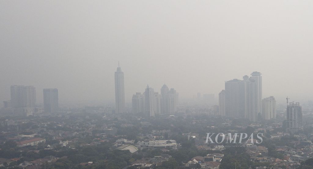 Lanskap Kota Jakarta yang diselimuti polusi, Rabu (23/8/2023). 
