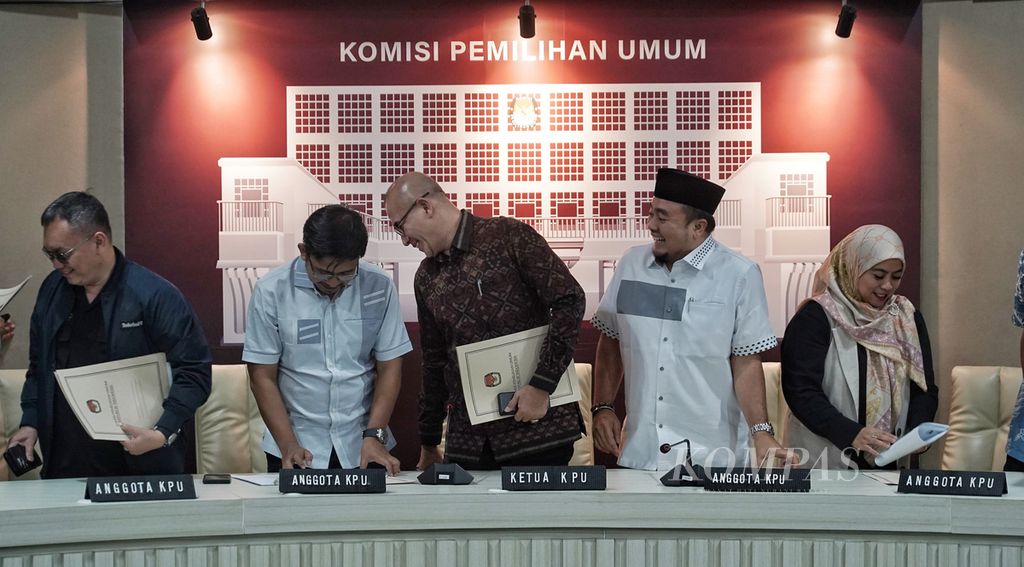 Ketua Komisi Pemilihan Umum (KPU) Hasyim Asyari (tengah) bersama para anggota KPU lainnya bersiap meninggalkan ruangan setelah menyampaikan Pengumuman Penetapan Pasangan Calon Presiden dan Calon Wakil Presiden Pemilu 2024 di Ruang Konferensi Pers Komisi Pemilihan Umum (KPU), Jakarta, Senin (13/11/2023). Tiga pasangan capres dan cawapres yang resmi ditetapkan adalah Anies Baswedan-Muhaimin Iskandar, Ganjar Pranowo-Mahfud MD, dan Prabowo Subianto-Gibran Rakabuming Raka. 