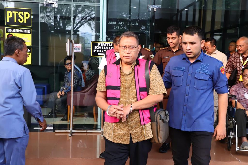 Penyidik menyerahkan Suranto Wibowo (SW) selaku Kepala Dinas Energi dan Sumber Daya Mineral (ESDM) Provinsi Bangka Belitung 2015-2019 kepada jaksa penuntut umum Kejaksaan Negeri Jakarta Selatan, Kamis (11/7/2024).