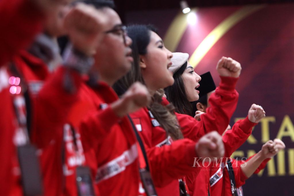 Pengurus DPP Partai Solidaritas Indonesia (PSI) menyanyikan mars partai saat pendaftaran partai politik calon peserta Pemilu 2024 di Kantor KPU, Jakarta, Rabu (10/8/2022). 