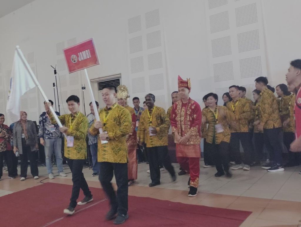 Kontingen dari Jambi melintas memperkenalkan diri ke hadapan peserta STG XI lainnya di Gedung Tri Bhakti, Kota Magelang, Jawa Tengah, Kamis (2/11/2023).