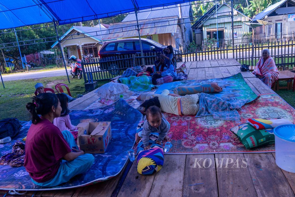 Anak-anak bermain di salah satu lokasi pengungsian darurat di Desa Telaga Biru, Konawe, Sulawesi Tenggara, Minggu (27/3/2022) pagi. Gempa dengan kekuatan 5,2 pada Sabtu malam membuat warga pesisir mengungsi dan sejumlah bangunan rusak.