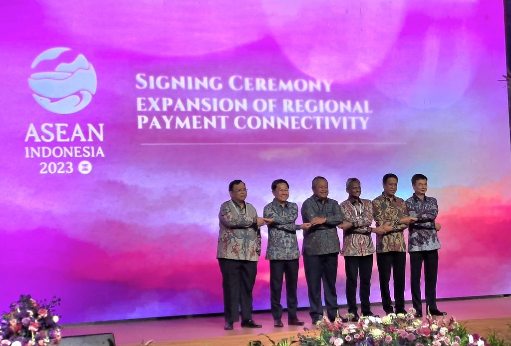 Signing of a memorandum of understanding on connected regional payment systems (<i>regional payment connectivity</i>/RPC) as part of a series of events for the ASEAN Finance Ministers and Central Bank Governors Meeting (AFMGM) ) 2nd, Jakarta, Friday (25/8/2023). Present on the occasion were Deputy Governor of Central Bank ng Pilipinas Francisco G Dakila, Deputy Managing Director of the Monetary Authority of Singapore Sing Chiong Leong, Governor of Bank Indonesia Perry Warjiyo, Governor of Bank Negara Malaysia Rasheed Ghaffour, Deputy Governor of Bank of Thailand Ronadol Numnonda, Deputy Governor of State Bank of Vietnam Thanh Ha Pham (left to right).