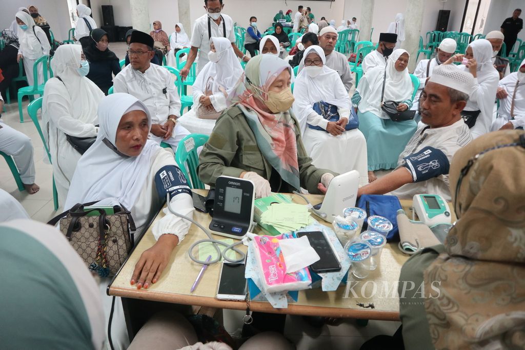 Calon jemaah haji menjalani pemeriksaan kesehatan di Gedung Islamic Center, Kabupaten Kuningan, Jawa Barat, Kamis (2/6/2022). Sebanyak 457 warga Kuningan berangkat untuk ibadah haji pada 9 Juni.