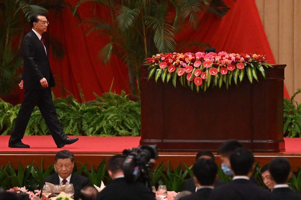Perdana Menteri China Li Keqiang (atas) berjalan menuju podium untuk menyampaikan pidato, sementara Presiden Xi Jinping duduk dalam sebuah resepsi Hari Nasional China di gedung Balai Agung Rakyat di Beijing, 30 September 2022. 