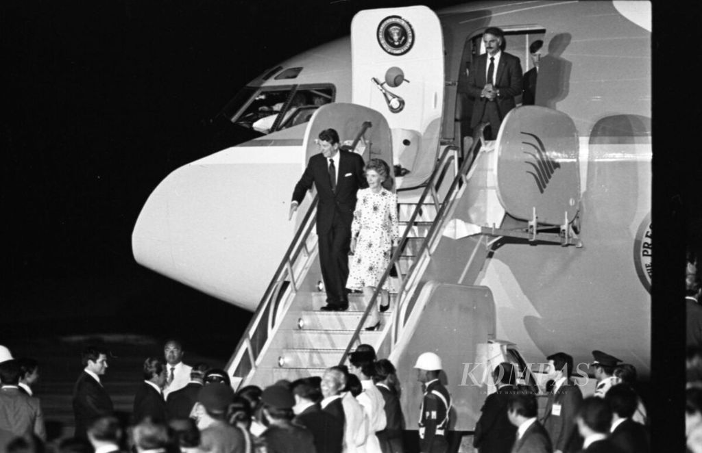 Presiden Amerika Serikat Ronald Reagan dan isterinya Nancy Reagan tiba di Bali di jemput Presiden Soeharto dan Ny.Tien Soeharto, Rabu, 30-04-1986.