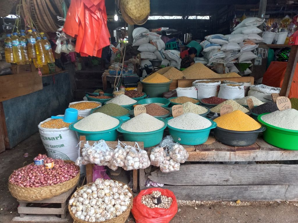 Beras Bulog di Pasar Naikoten, Kupang, Rabu (15/2/2023), yang sebelumnya dijual seharga Rp 9.500 per kg kini menjadi Rp 10.000 per kg. Adapun beras murah asal Sulawesi yang sebelumnya dijual Rp 9.500 kini menjadi Rp 11.000 per kg. Stok beras cukup tersedia di Pasar Naikoten.