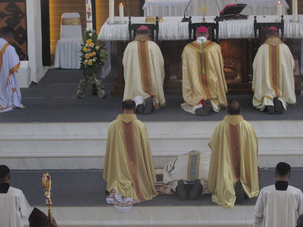 Mgr Hironimus Pakaenoni merebahkan diri di depan altar dalam acara pentahbisan dirinya sebagai Uskup Agung Kupang di Gereja Katedral Kristus Raja Kupang, Kota Kupang, Nusa Tenggara Timur, Kamis (9/5/2024). 
