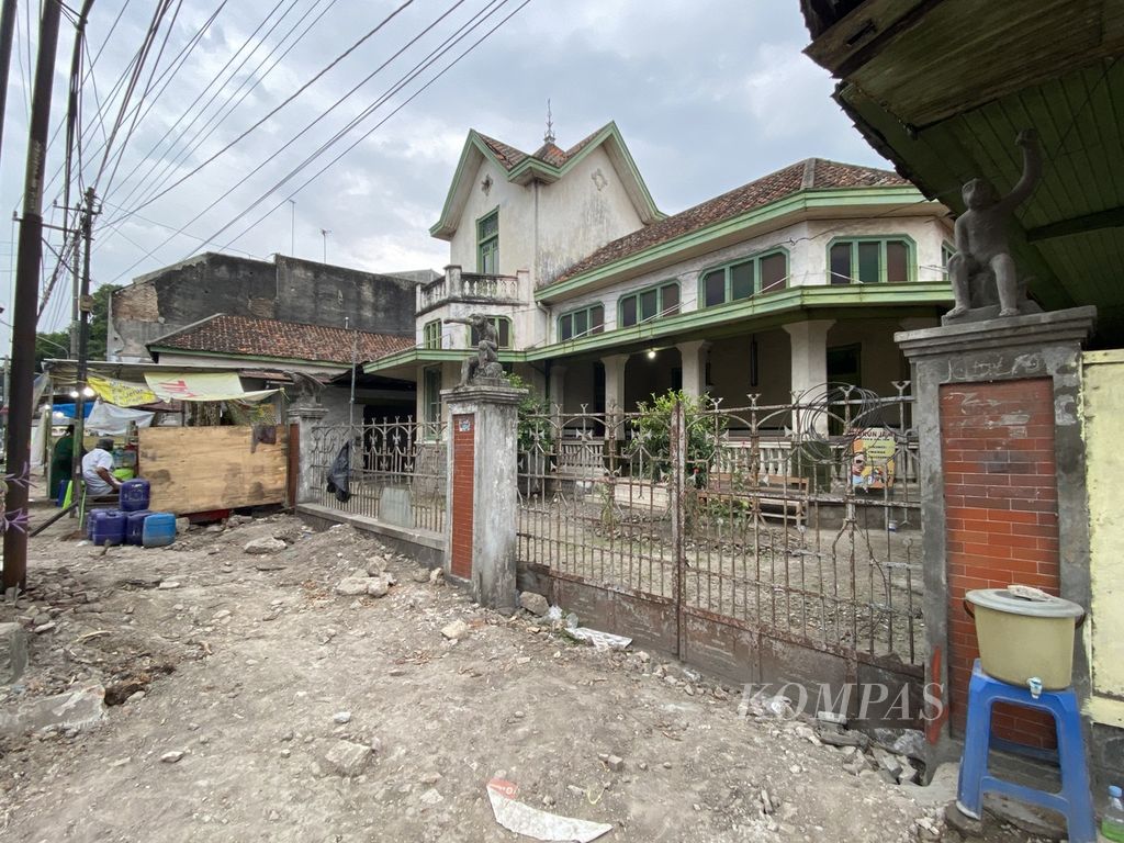 Kondisi rumah kuno berasitektur Belanda di Kecamatan Lasem, Kabupaten Rembang, Jawa Tengah, Jumat (4/2/2022). Lokasi tersebut sedang direvitalisasi menjadi Kawasan Pusaka Lasem