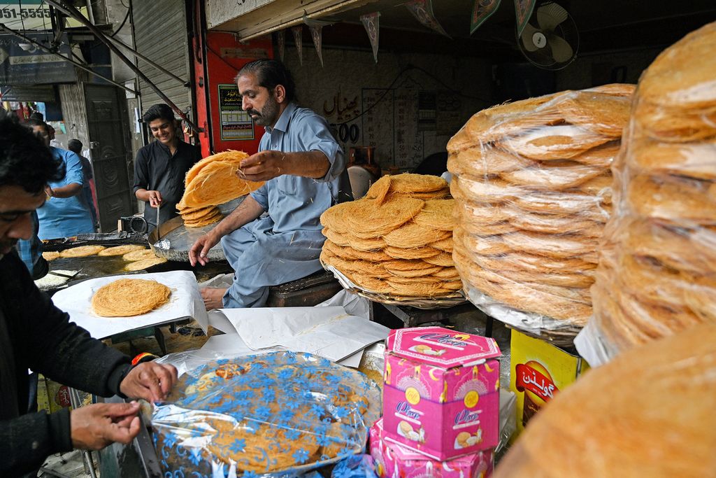 Kedai penjual kudapan buka puasa di Rawalpindi, Pakistan, Senin (11/3/2024).