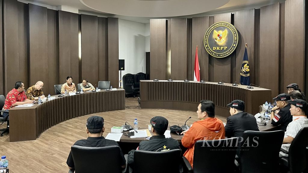 Suasana audiensi antara pimpinan sembilan partai politik yang tidak lolos sebagai peserta Pemilu 2024 dan Dewan Kehormatan Penyelenggara Pemilu di Kantor DKPP, Jakarta, Kamis (22/12/2022).