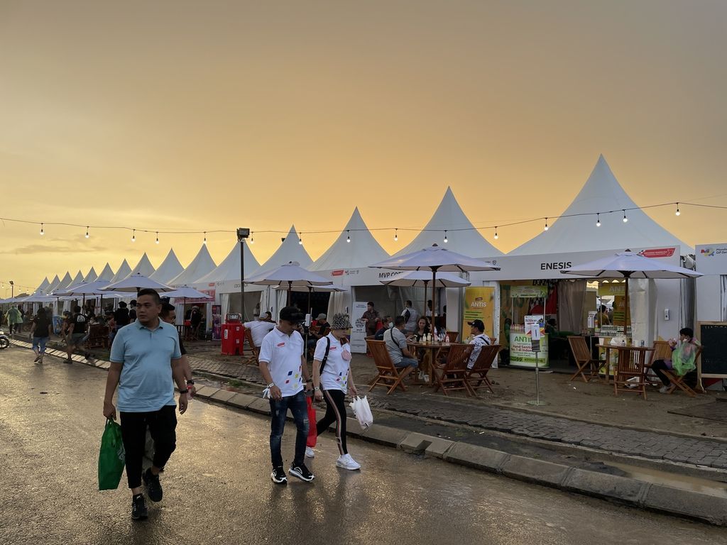 Penonton melewati gerai usaha mikro kecil dan menengah (UMKM) seusai menyaksikan Kejuaraan Dunia Superbike di Sirkuit Internasional Jalan Raya Pertamina Mandalika, Kuta, Pujut, Lombok Tengah, Nusa Tenggara Barat, Minggu (21/11/2021). Gelaran balap dunia di Sirkuit Mandalika, turut menggairahkan sektor pariwisata dan ekonomi di Nusa Tenggara Barat.