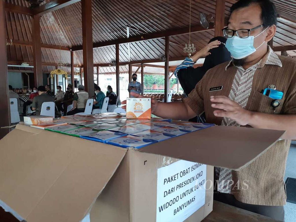Petugas mengecek paket obat bagi pasien isolasi mandiri yang dikirim oleh Presiden kepada warga Banyumas, di Purwokerto, Banyumas, Jawa Tengah (22/7/2021).