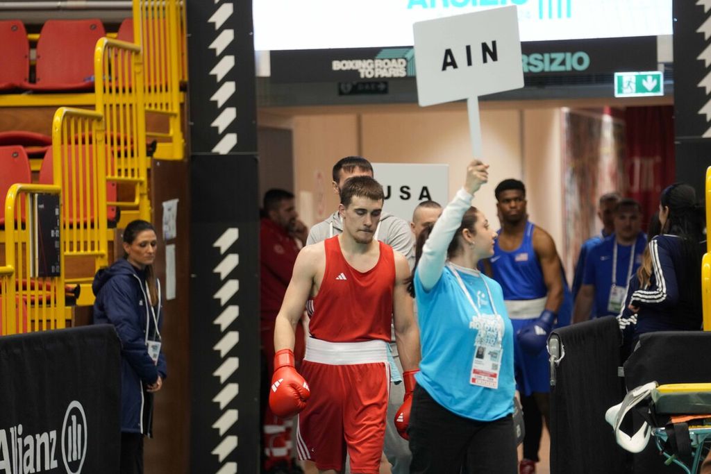 Petinju Belarus, Aliaksandr Radzionau, yang berkompetisi untuk negara netral bersiap melawan petinju AS dalam turnamen kualifikasi Olimpiade di Italia, 5 Maret 2024.
