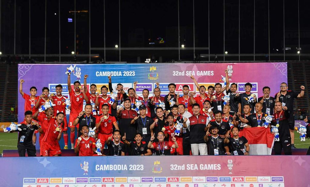 Indonesia's team celebrates on the podium after winning the men's football final match against Thailand during the 32nd Southeast Asian Games (SEA Games) in Phnom Penh on May 16, 2023. 