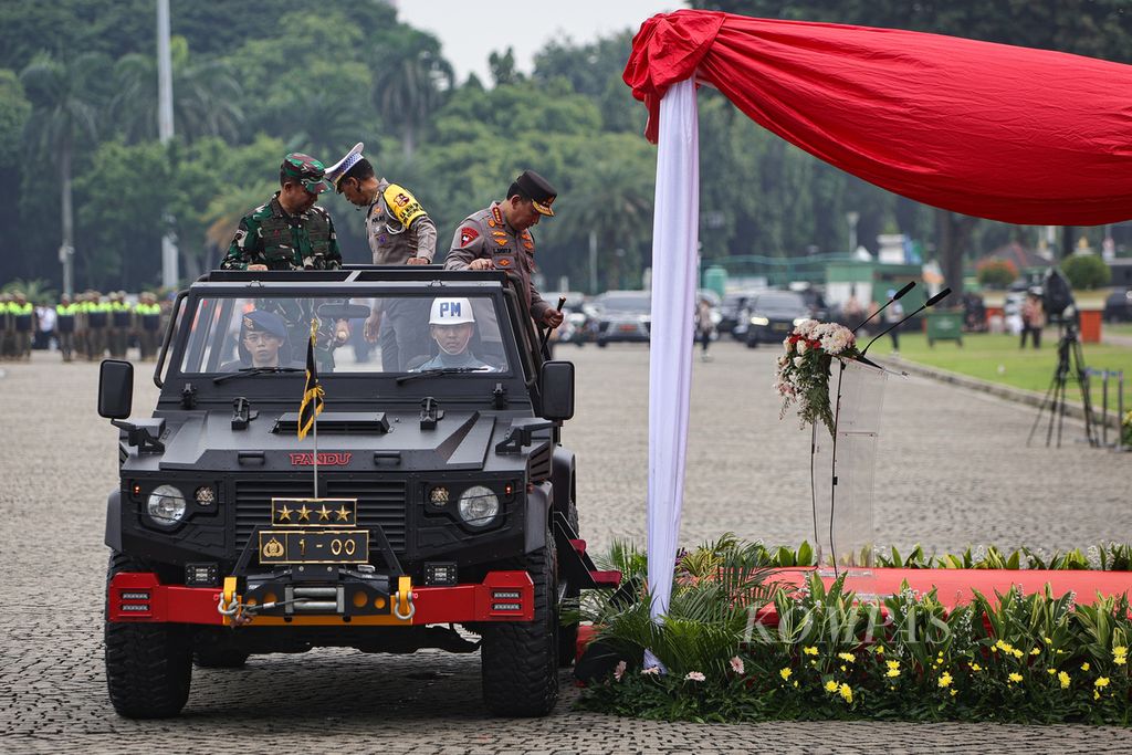 The Commander of the Indonesian Military, General Agus Subiyanto, the Operation Ketupat 2024 Commissioner, Chief Commissioner Karsiman, and the Chief of National Police, General Listyo Sigit Prabowo (from left to right), prepare to disembark from their vehicle after inspecting the troops during the operational ceremony for Ketupat 2024 in the Monas area of Jakarta on Wednesday (3/4/2024).