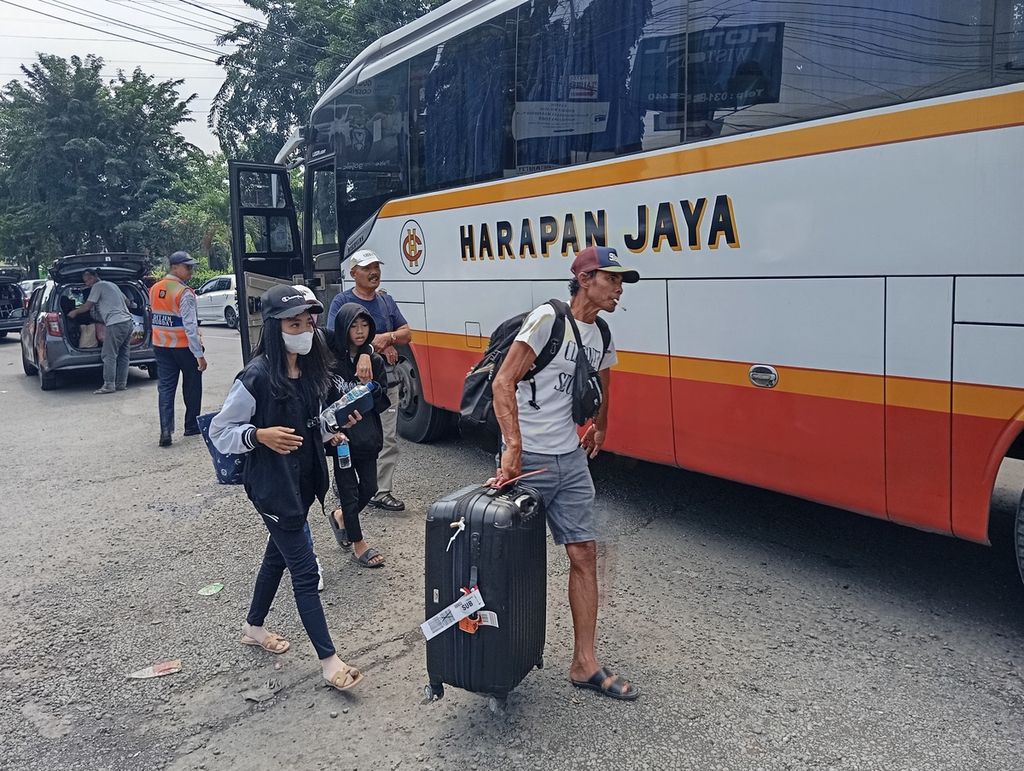 Warga hendak mudik dengan bus di Terminal Purabaya, Sidoarjo, Jawa Timur, Sabtu (6/4/2024). Puncak arus mudik Lebaran 2024 dari Terminal Purabaya terjadi Sabtu atau Minggu ini.