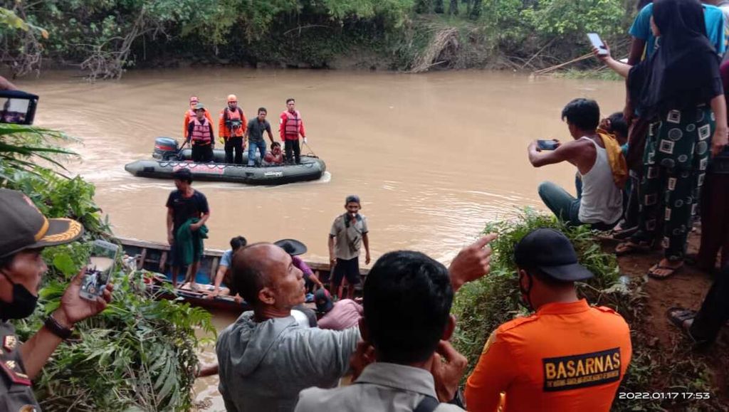 Tim SAR gabungan mengevakuasi jenazah korban serangan buaya muara di tepian Batang Masang, Jorong Padang Madani, Nagari Manggopoh, Kecamatan Lubuk Basung, Senin (17/1/2022).