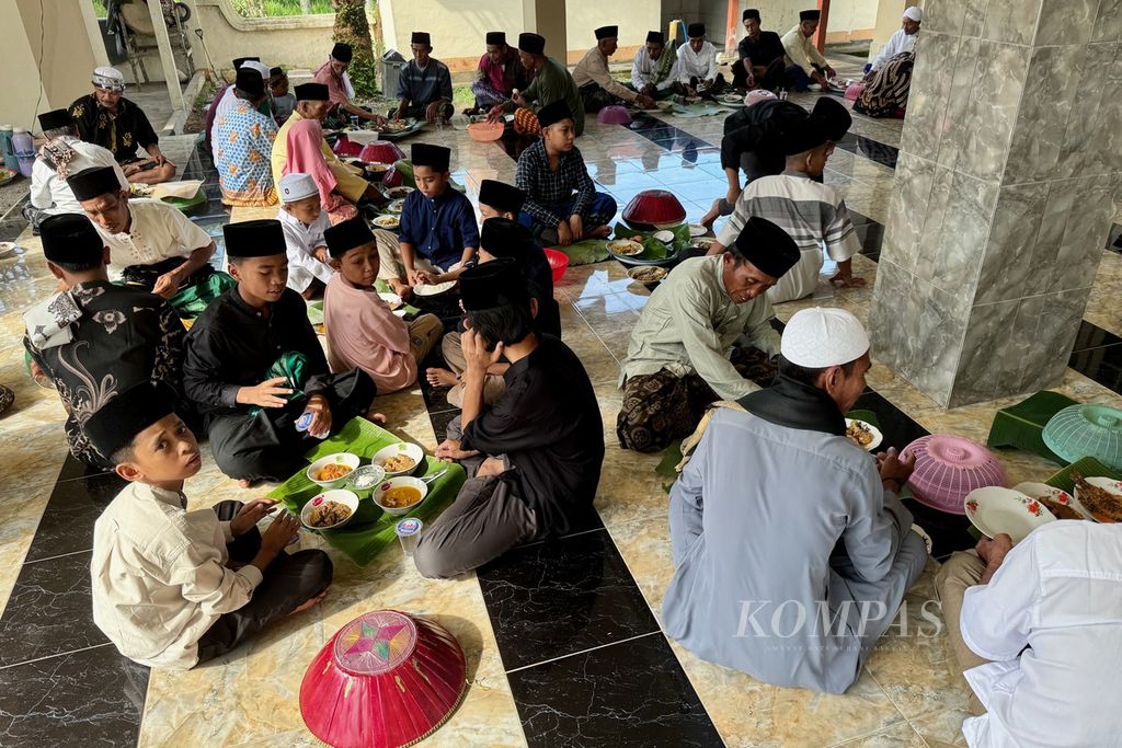 Warga mengikuti tradisi "begibung" atau makan bersama seusai shalat Idul Fitri di Masjid Nurul Iman, Kuang Jukut, Desa Pringgarata, Lombok Tengah, Nusa Tenggara Barat, Rabu (10/4/2024).