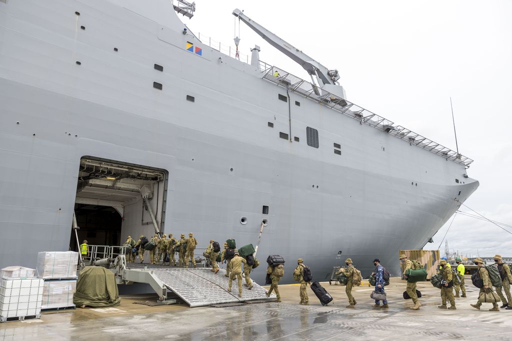 Tentara Pasukan Pertahanan Australia memasuki kapal HMAS Adelaide di Pelabuhan Brisbane, Australia, 20 Januari 2022, sebelum bertolak ke Tonga.