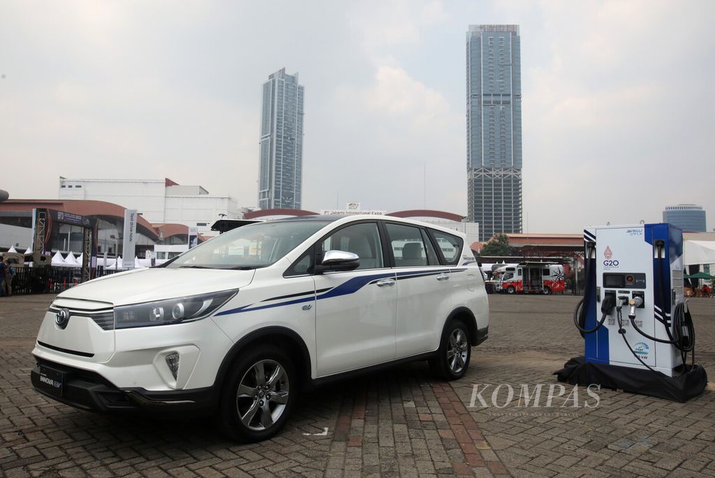 Toyota Innova EV Concept dipamerkan dalam gelaran Indonesia International Motor Show (IIMS) Hybrid 2022 di zona terbuka JIExpo Kemayoran, Jakarta, Kamis (31/3/2022).