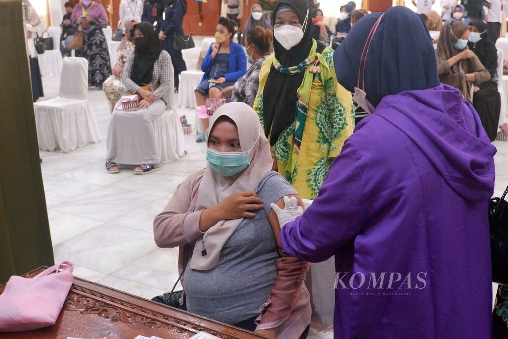 Seorang ibu hamil mendapat suntikan vaksin Covid-19 di Gedung Mahligai Pancasila, Kota Banjarmasin, Kalimantan Selatan, Rabu (8/9/2021). 