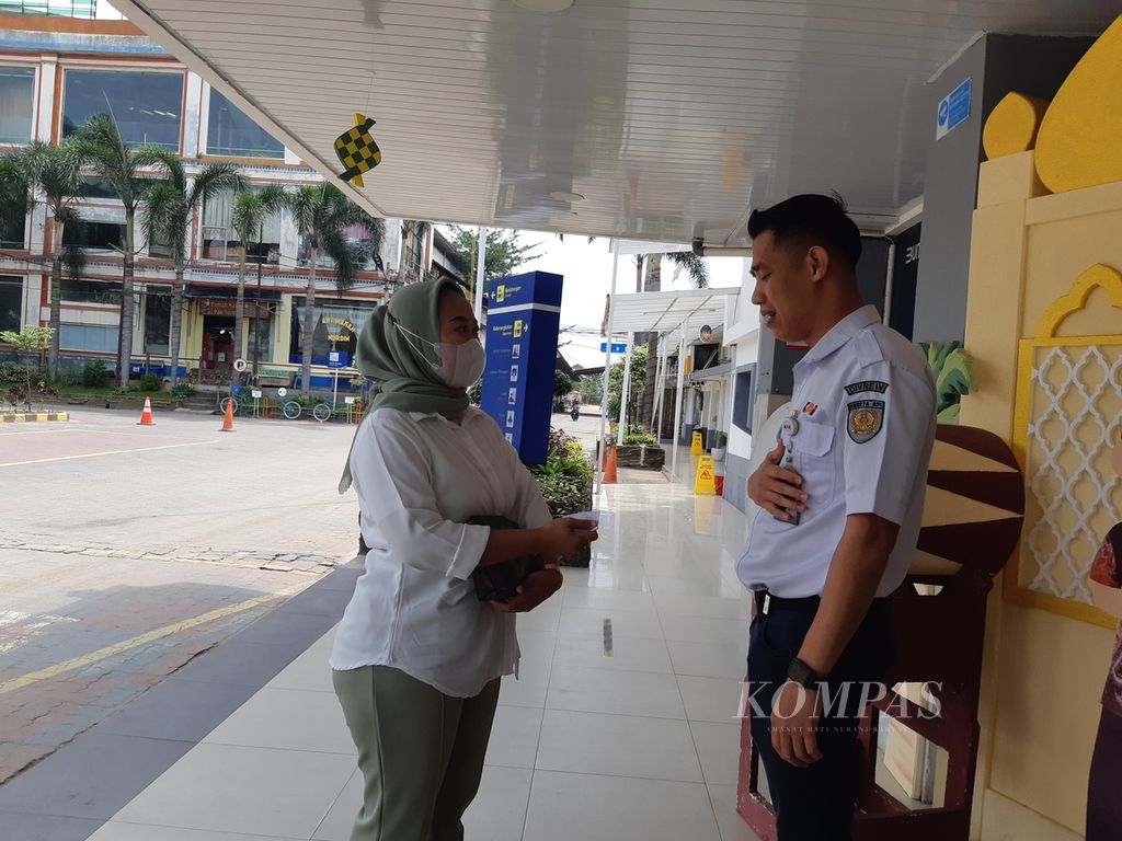 Pengunjung mendatangi Stasiun Kereta Api Tanjung Karang, Bandar Lampung, untuk mengajukan pengembalian uang akibat pembatalan jadwal kereta api pada Selasa (2/5/2023). 
