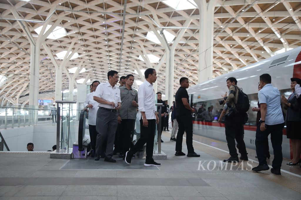Presiden Joko Widodo tiba di Stasiun Kereta Cepat Jakarta-Bandung (KCJB) Halim, Jakarta, Rabu (13/9/2023). Presiden  menjajal Kereta Cepat Jakarta-Bandung sampai Stasiun Padalarang, Bandung, Jawa Barat.
