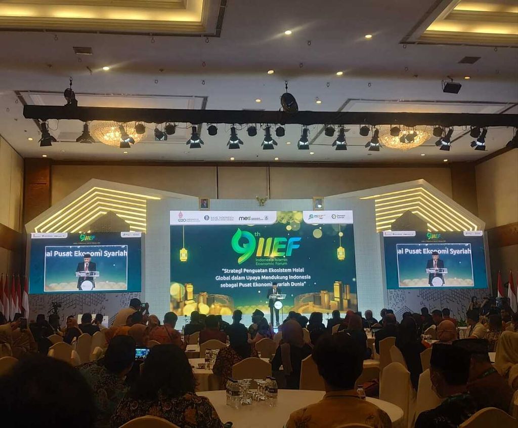 Wakil ketua umum I Masyarakat Ekonomi Syariah, Teten Masduki, saat membuka acara dan memberi sambutan dalam acara Indonesia Islamic Economic Forum di Jakarta Convention Center, Tanah Abang, Jakarta Pusat, Jumat (7/10/2022).