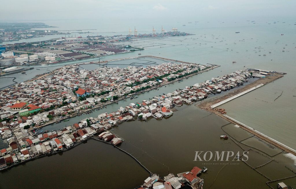 Kepadatan perkampungan nelayan Tambaklorok dengan latar belakang perairan pantai utara, Kota Semarang, Jawa Tengah, Senin (22/1/2024).