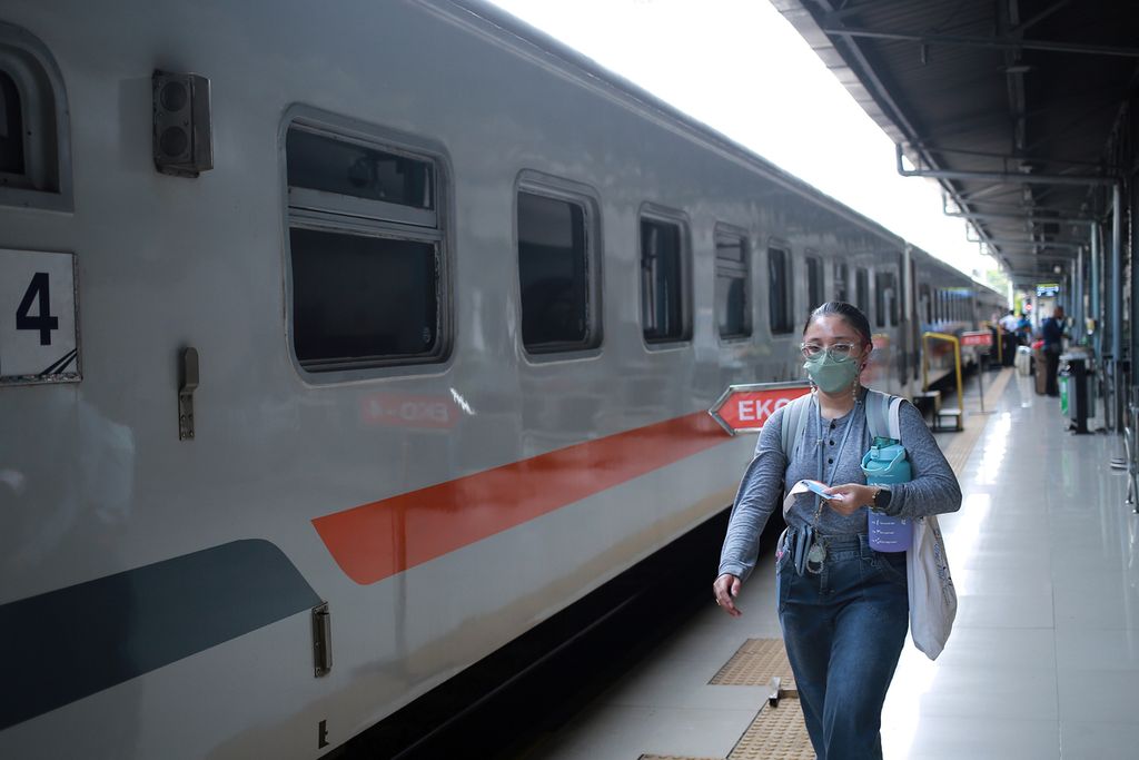 Penumpang menuju gerbong kereta di Stasiun Pasar Senen, Jakarta Pusat, Senin (19/12/2022). 